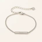 Bracelet Nura — chaîne fine et plaque gravée en acier argenté, packshot principal
