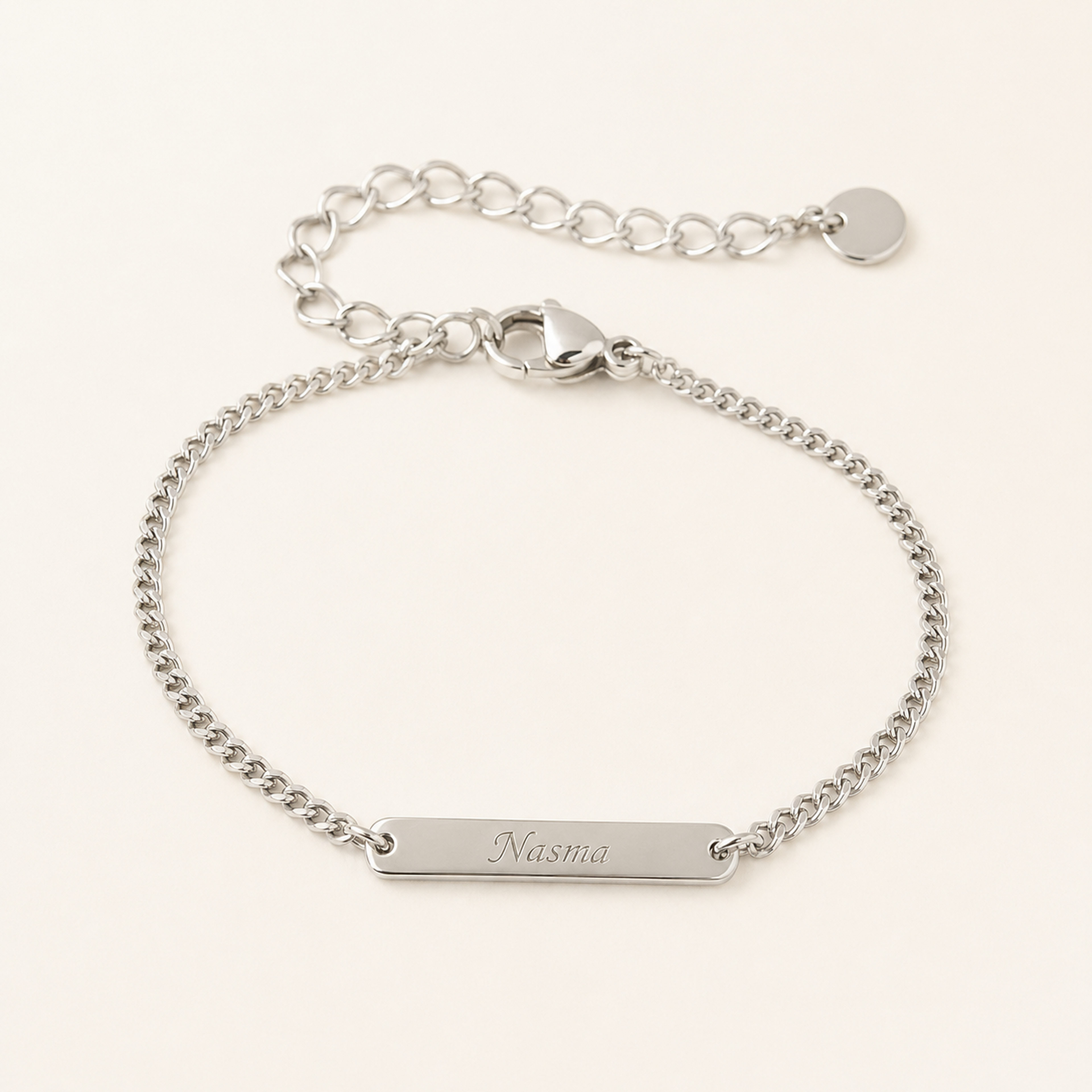 Bracelet Nura — chaîne fine et plaque gravée en acier argenté, packshot principal