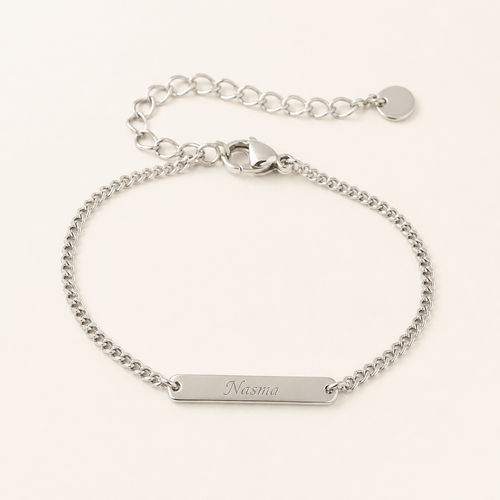 Bracelet Nura — chaîne fine et plaque gravée en acier argenté, packshot principal