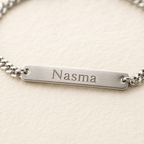 Macro de la plaque gravée du bracelet Nura
