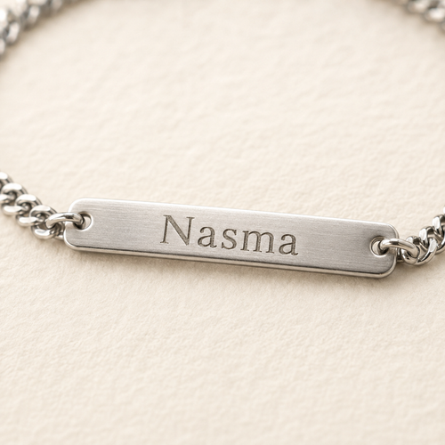 Macro de la plaque gravée du bracelet Nura