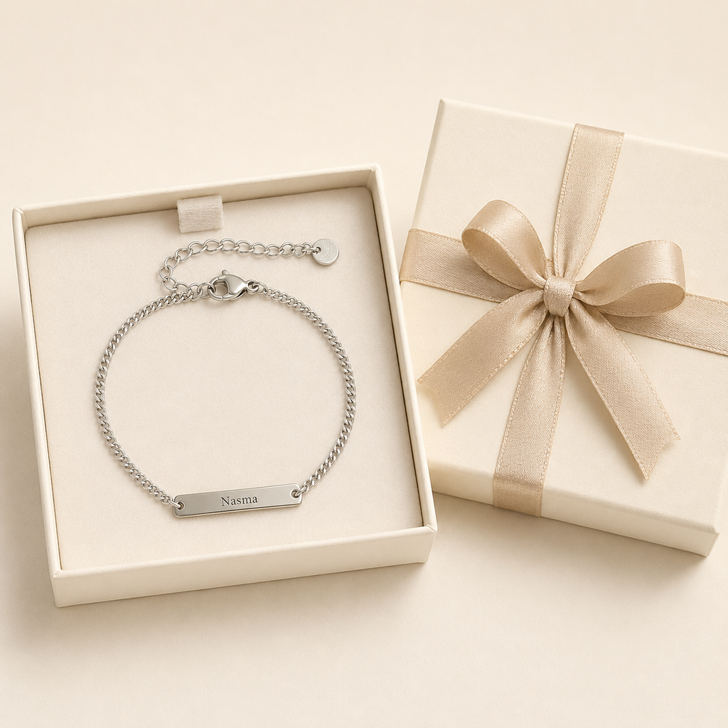 Bracelet Nura dans son coffret avec ruban, prêt à offrir