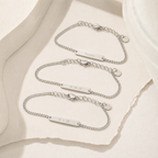 Trois bracelets Nura gravés : prénom, date, initiales