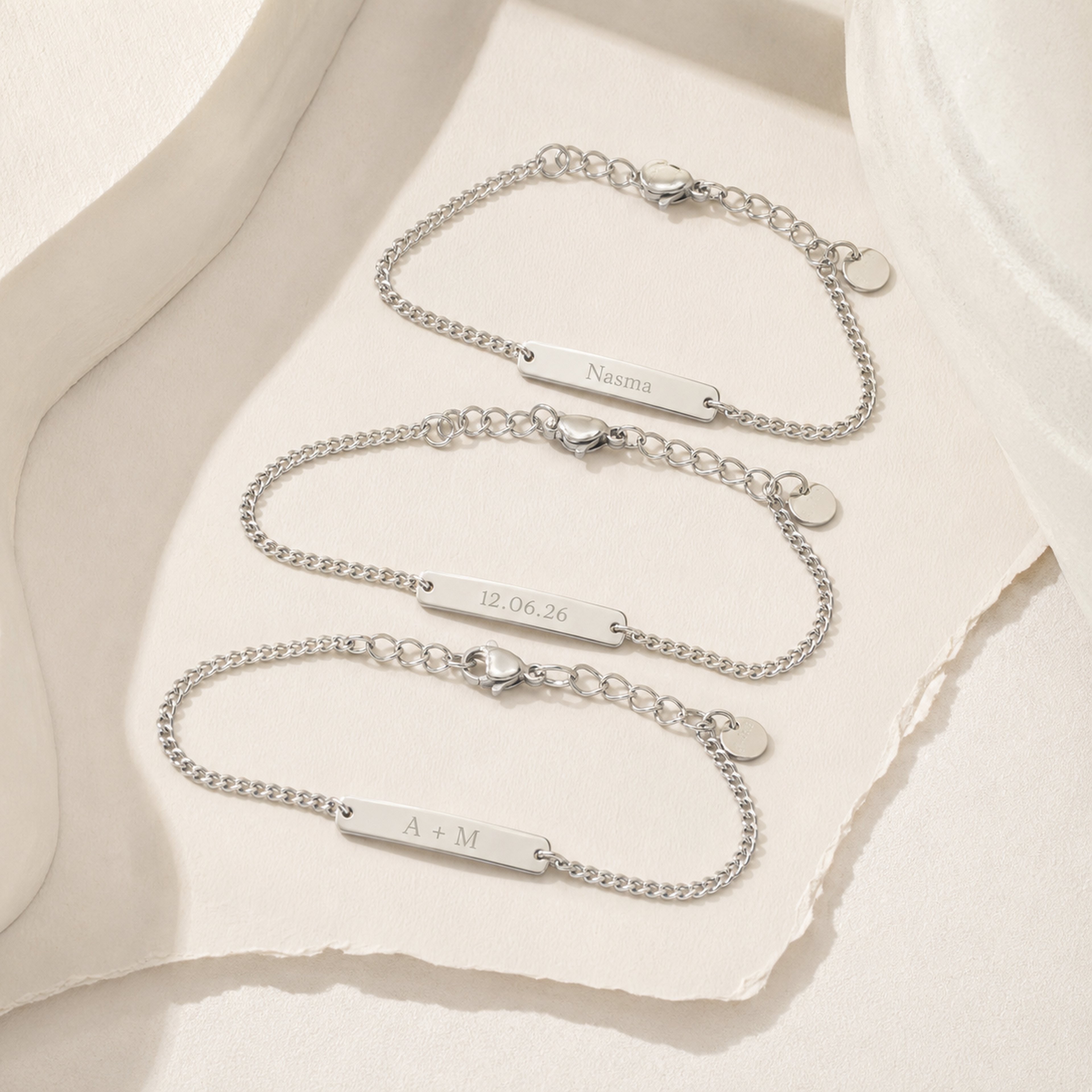 Trois bracelets Nura gravés : prénom, date, initiales