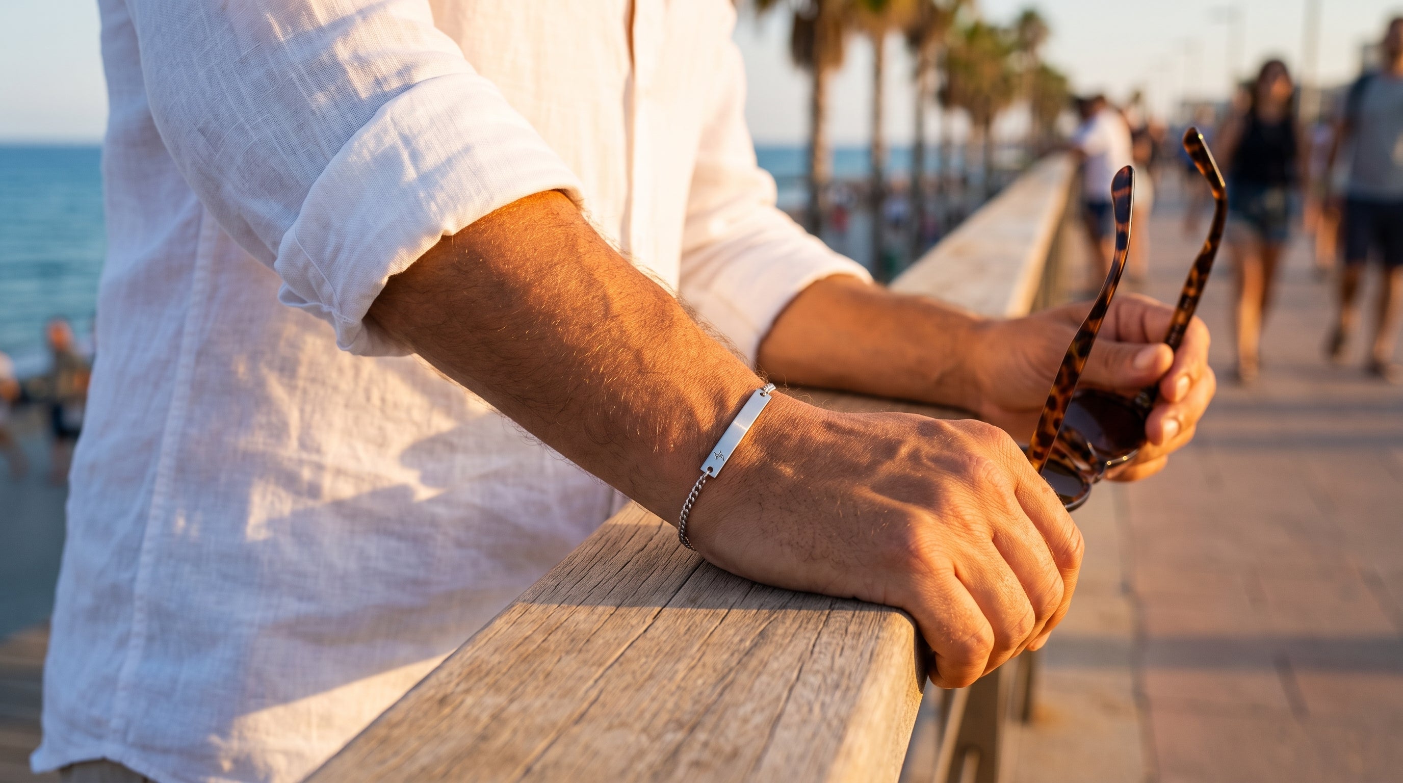 Bracelet gravé porté par un homme