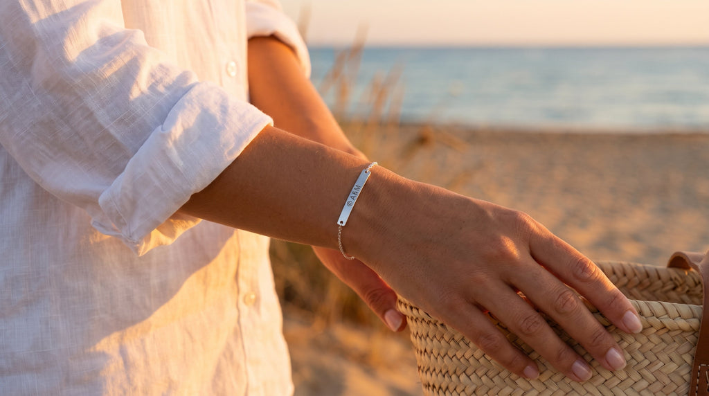 Bracelet gravé porté au poignet