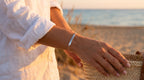 Bracelet gravé porté au poignet