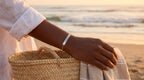 Bracelet gravé, second angle au poignet
